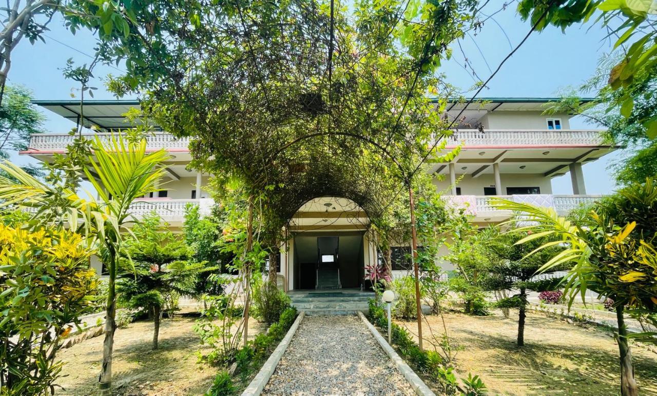 Hotel Tree Tops Sauraha Exterior foto