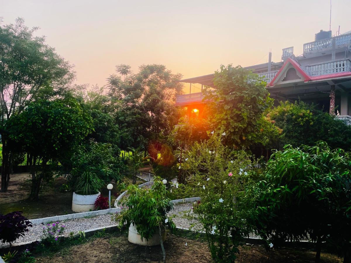 Hotel Tree Tops Sauraha Exterior foto