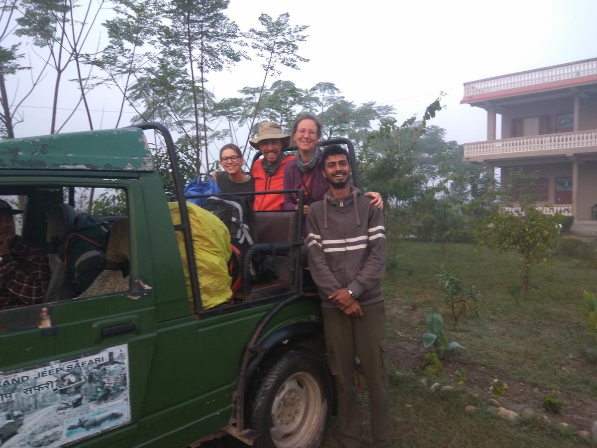 Hotel Tree Tops Sauraha Exterior foto